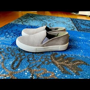 Like-new size 8.5 gray Steve Madden shoes